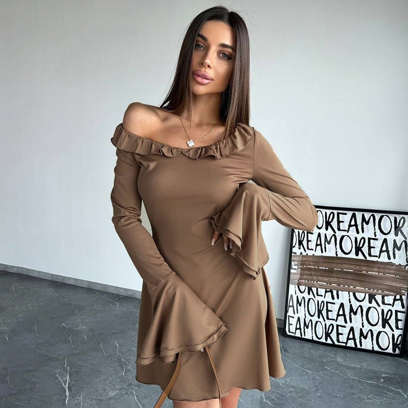 Damernas Off-Shoulder Klänning med Volangdetaljer och Långa Ärmar Eva Jonsson-Eva Jonsson
