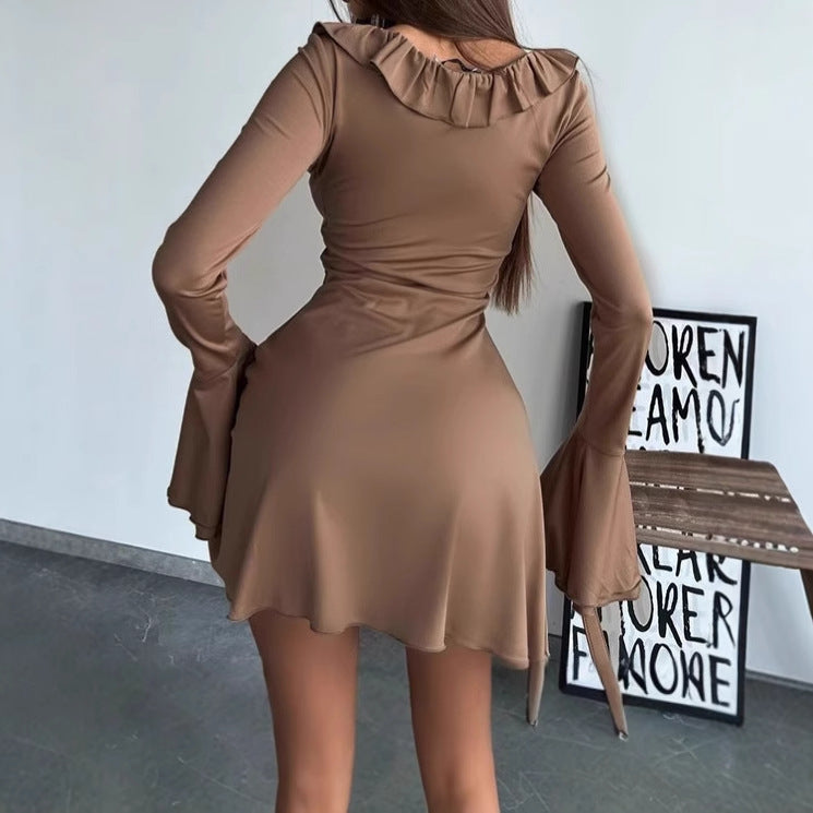 Damernas Off-Shoulder Klänning med Volangdetaljer och Vida Ärmar Eva Jonsson-Eva Jonsson