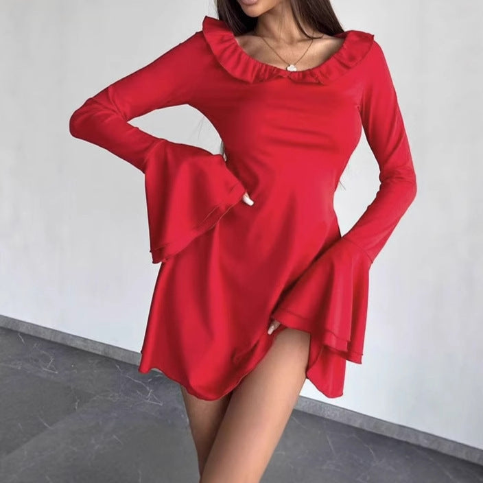Damernas Off-Shoulder Klänning med Volangdetaljer och Vida Ärmar Eva Jonsson-Eva Jonsson