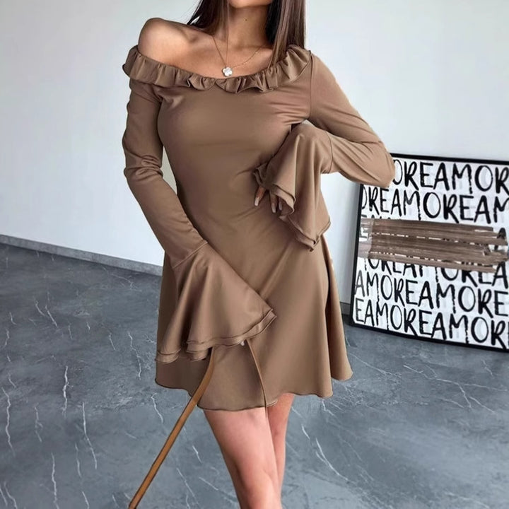 Damernas Off-Shoulder Klänning med Volangdetaljer och Vida Ärmar Mirla-Eva Jonsson
