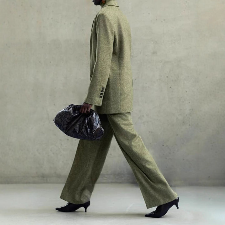 Damernas Oversized Blazer med asymmetrisk skärning och eleganta detaljer Mirla-Eva Jonsson