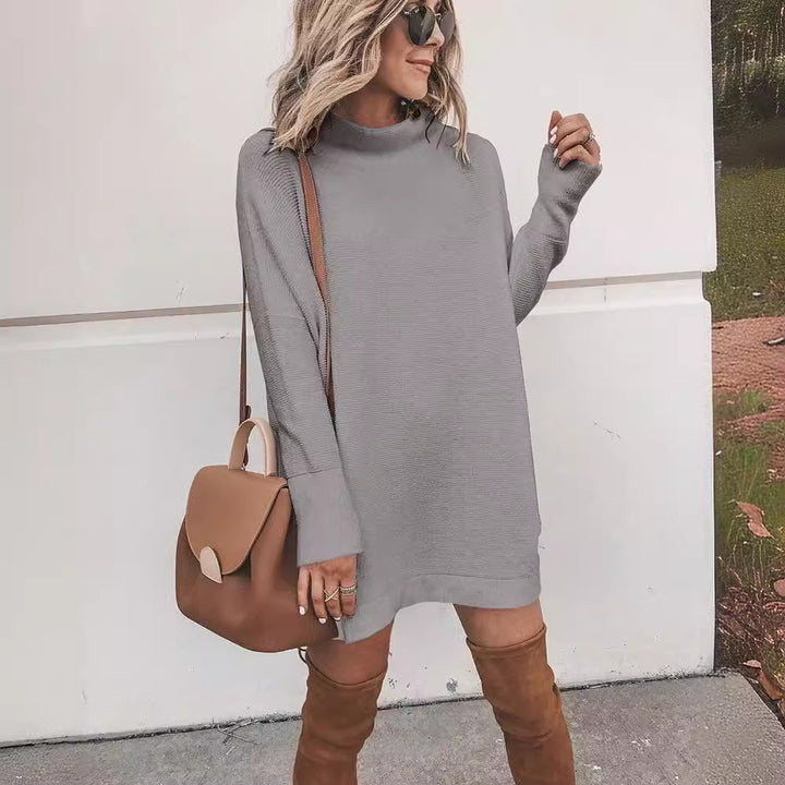 Damernas Oversized Stickklänning med hög krage och voluminösa ärmar Mirla-Eva Jonsson
