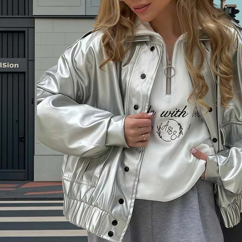 Damernas Oversized konstläderjacka med dekorativa fickor och stiliga snörningar Mirla-Eva Jonsson