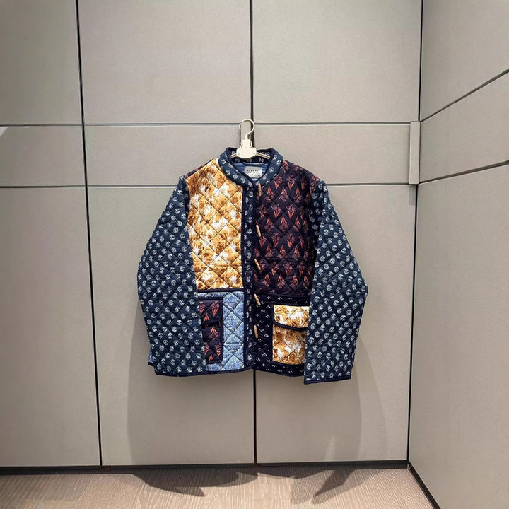 Damernas Patchwork Steppjacka med avancerade mönster och praktiska fickor Mirla-Eva Jonsson