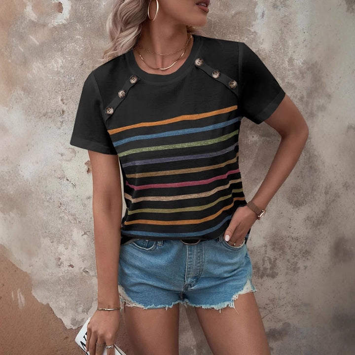 Damernas Randig T-shirt med Modiga Knappdetaljer och Rundhalsudskärning Mirla-Eva Jonsson