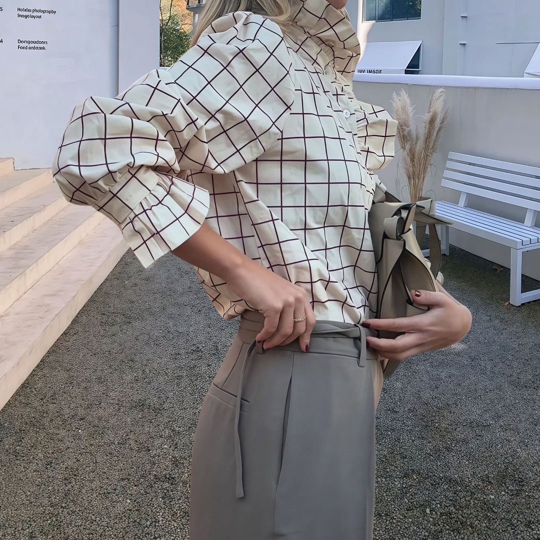 Damernas Rutig Blus med eleganta Volangdetaljer Mirla-Eva Jonsson