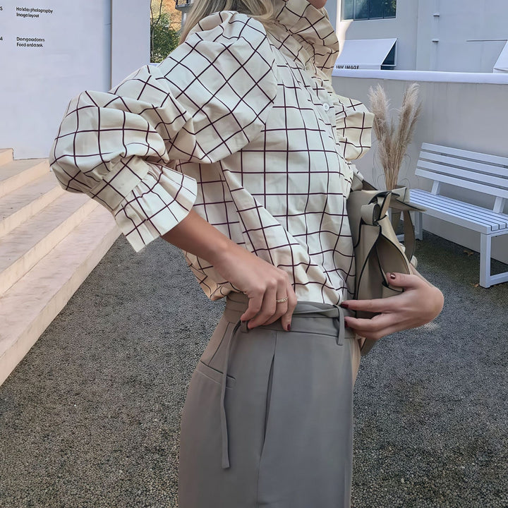 Damernas Rutig Blus med eleganta Volangdetaljer Mirla-Eva Jonsson