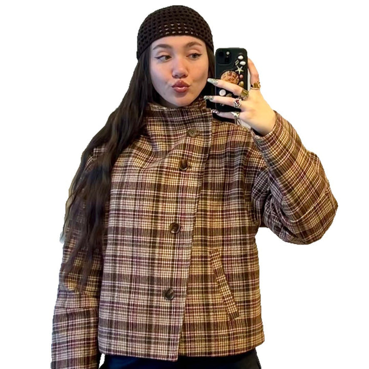 Damernas Rutigt Oversized-Jacka med Hög Krage och Unik Knäppning Mirla-Eva Jonsson