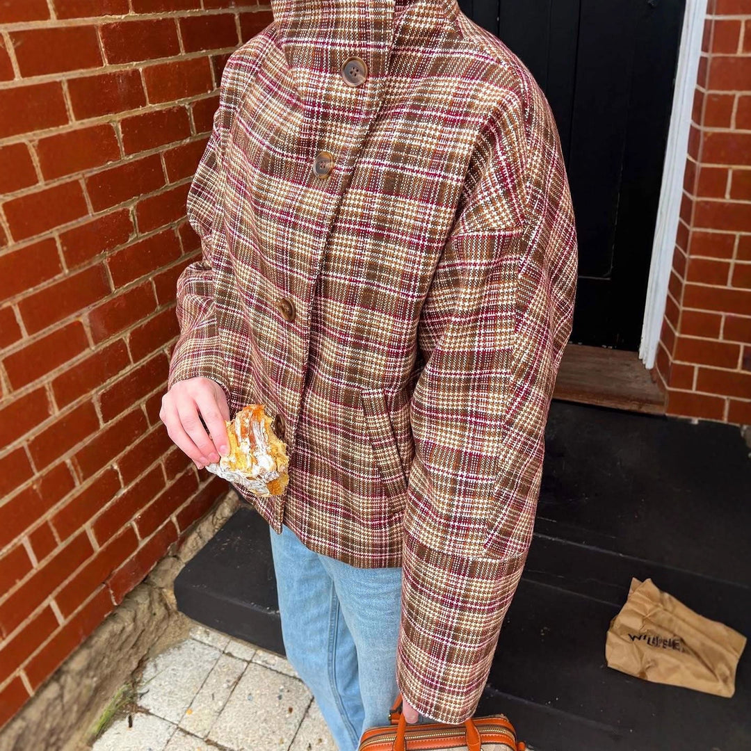 Damernas Rutigt Oversized-Jacka med Hög Krage och Unik Knäppning Mirla-Eva Jonsson