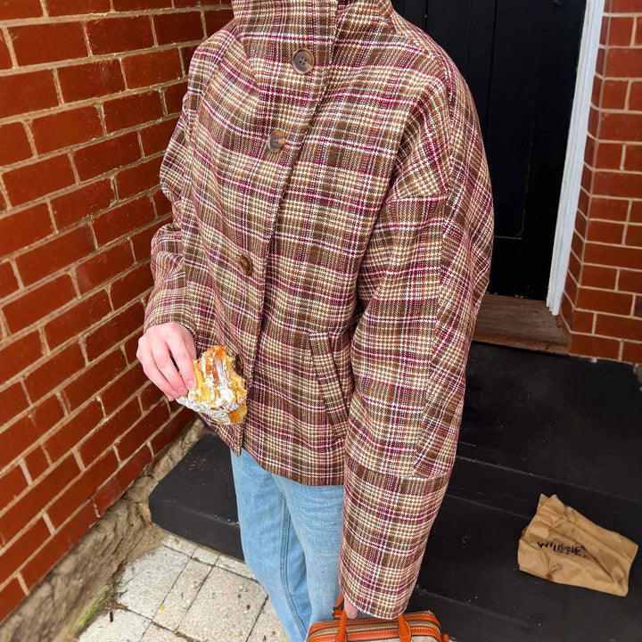 Damernas Rutigt Oversized-Jacka med Hög Krage och Unik Knäppning Mirla-Eva Jonsson