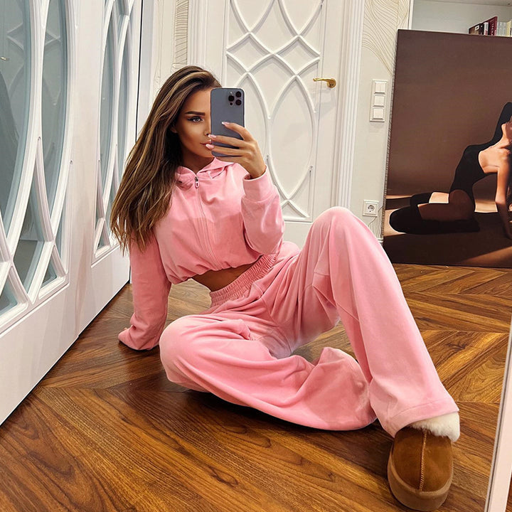 Damernas Sportiga Cropped Set med avslappnad Loungejacka och löst skurna Joggingbyxor Mirla-Eva Jonsson