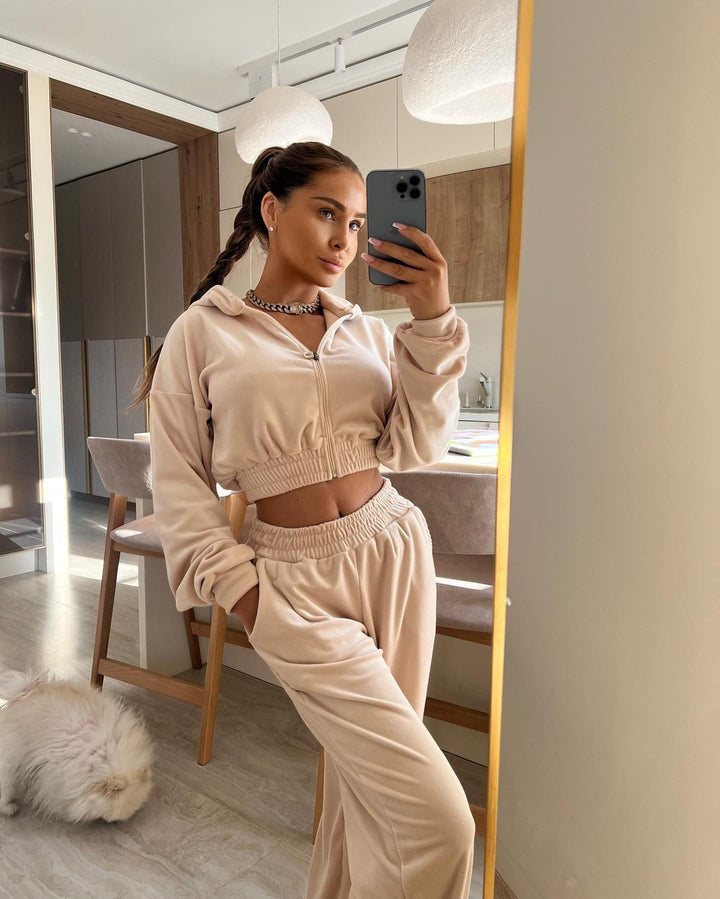 Damernas Sportiga Cropped Set med avslappnad Loungejacka och löst skurna Joggingbyxor Mirla-Eva Jonsson