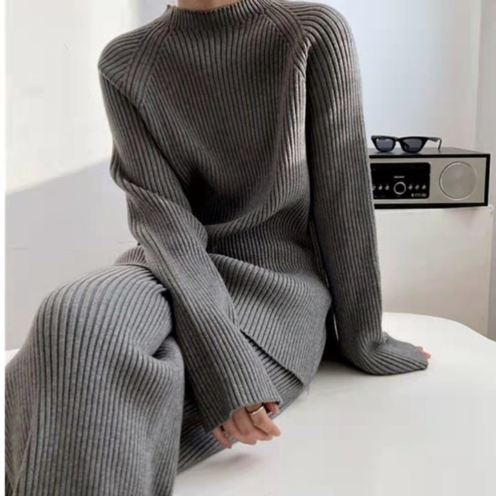 Damernas Stickensemble med Vid Skärning och Elegant Design Mirla-Eva Jonsson