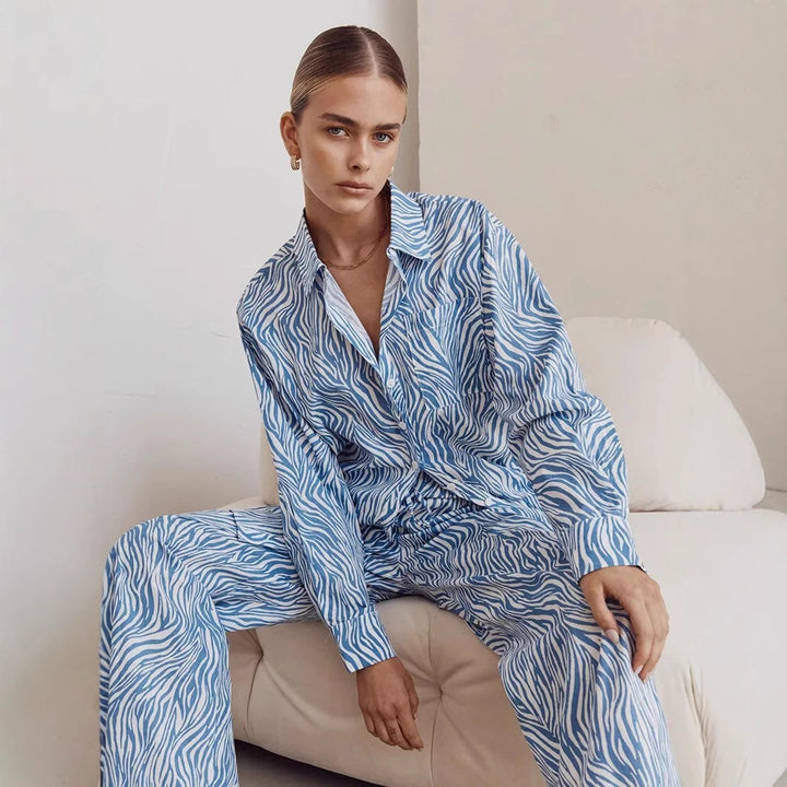 Damernas Stilsäkra Lounge-set i lätt bomull med trendigt zebra-mönster Mirla-Eva Jonsson