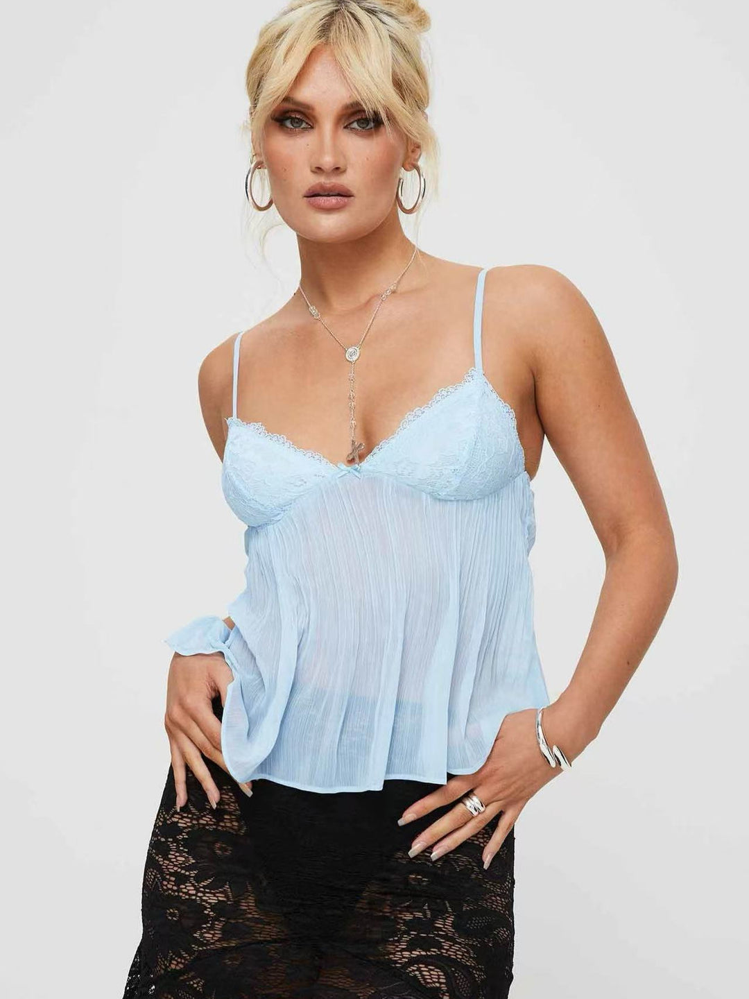 Damernas Transparent Plisserad Blus med Spetsapplikationer Mirla-Eva Jonsson