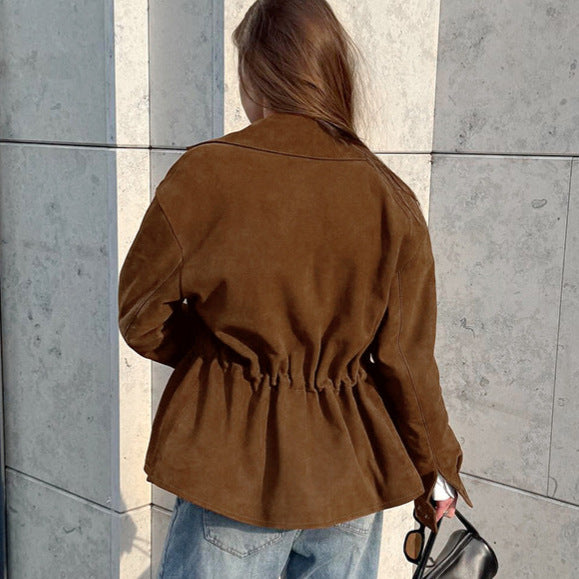 Damernas Trendiga Snygga Suede-Jacka med Midjesnitt och Praktiska Fickor Mirla-Eva Jonsson