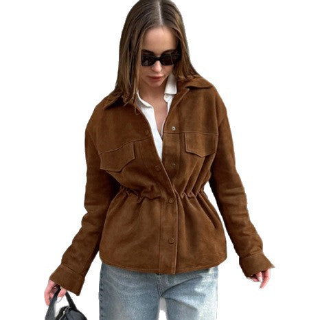 Damernas Trendiga Snygga Suede-Jacka med Midjesnitt och Praktiska Fickor Mirla-Eva Jonsson