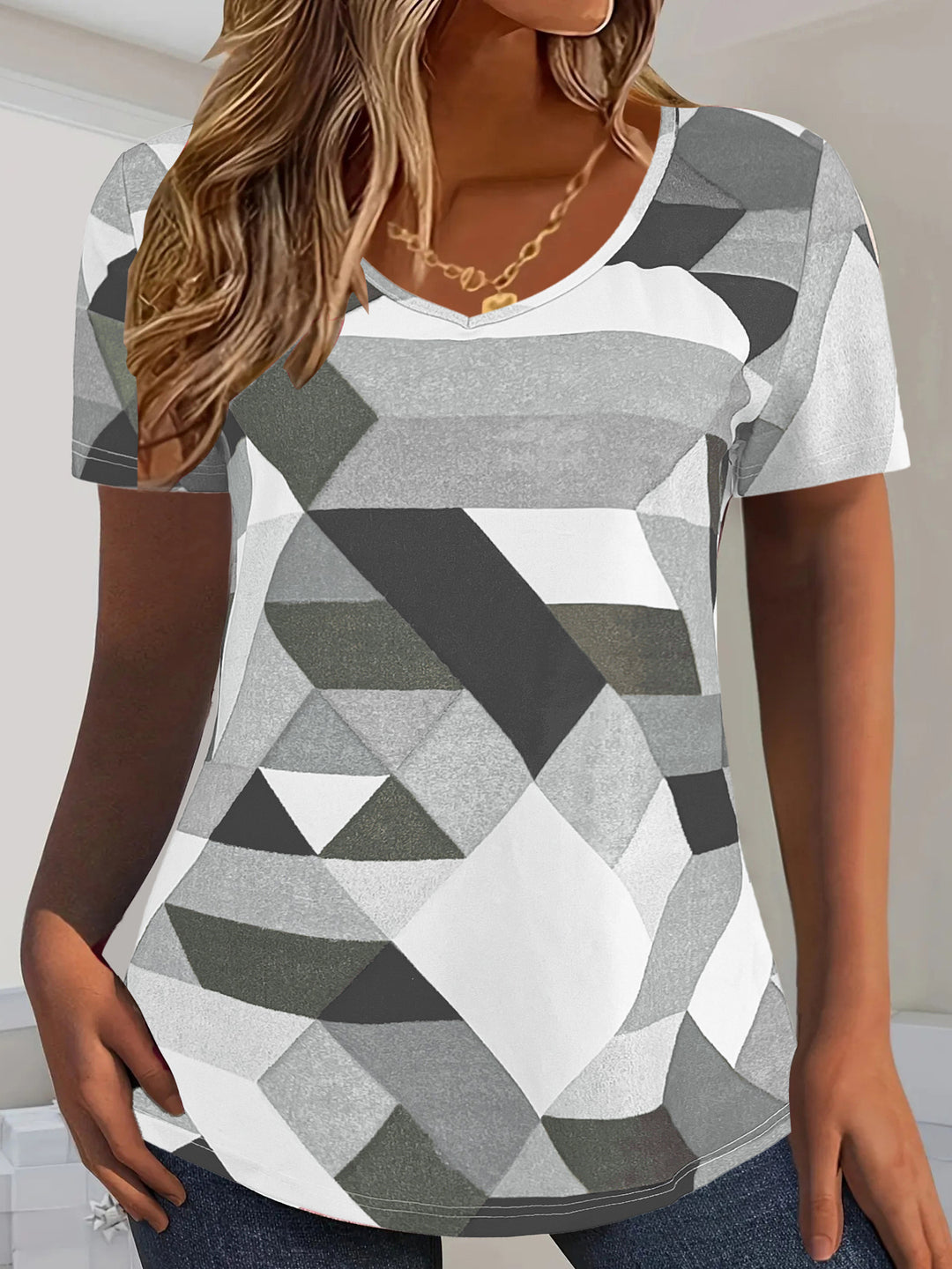 Damernas V-hals T-shirt med geometriskt mönster och mjukt material Mirla-Eva Jonsson