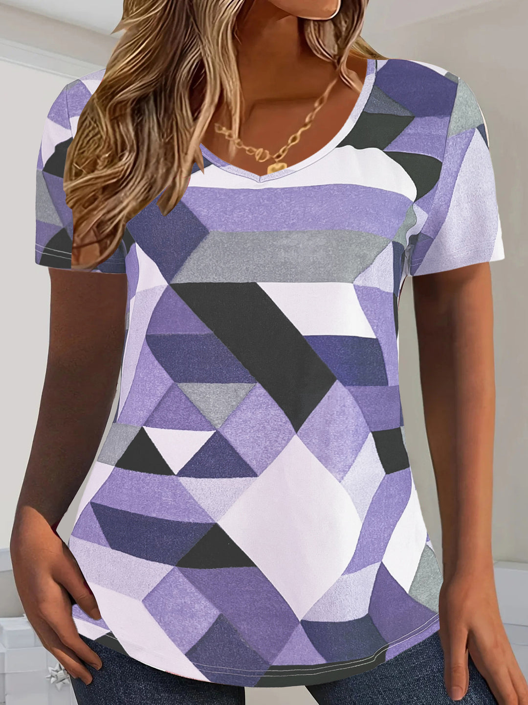 Damernas V-hals T-shirt med geometriskt mönster och mjukt material Mirla-Eva Jonsson