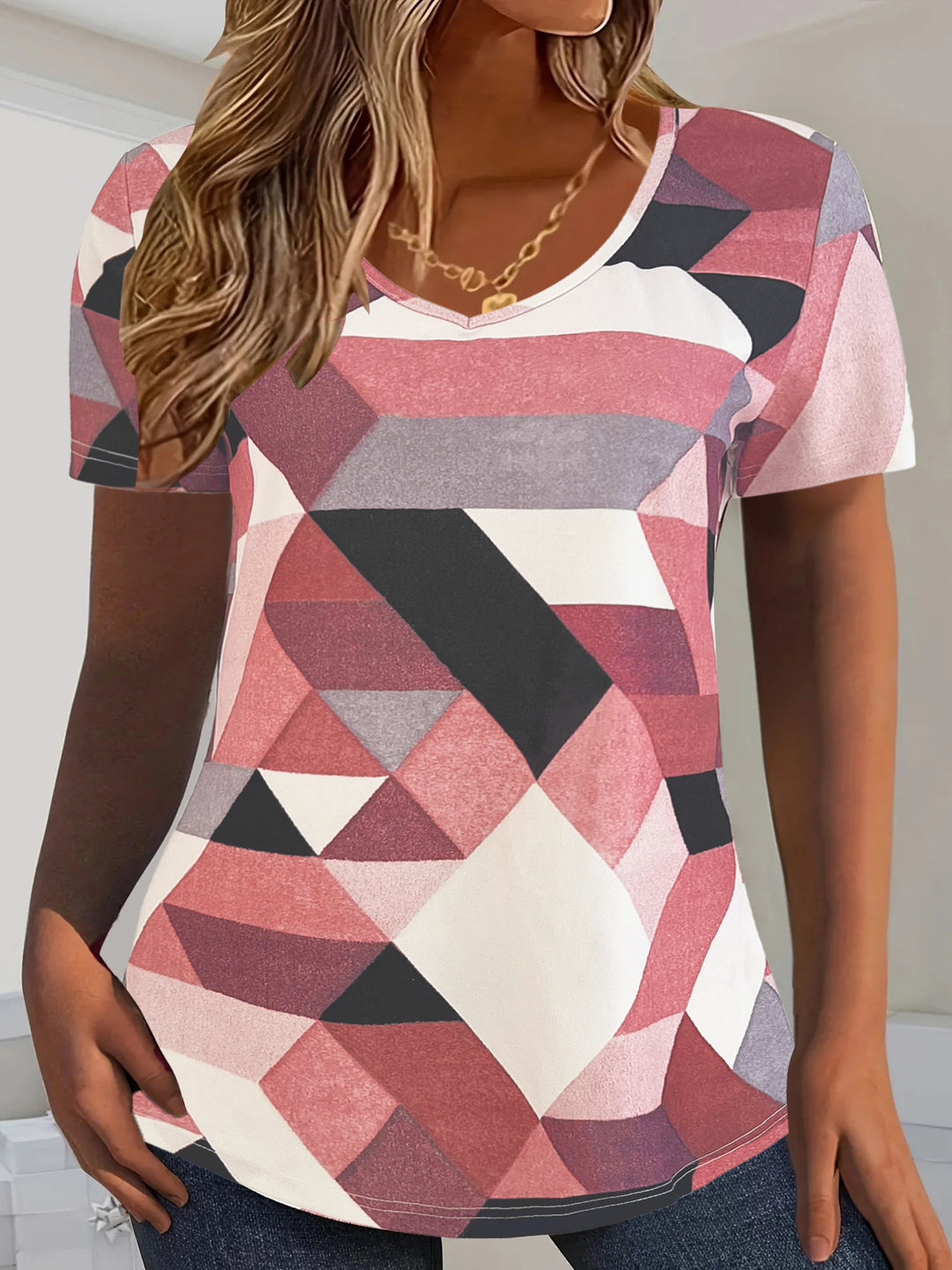 Damernas V-hals T-shirt med geometriskt mönster och mjukt material Mirla-Eva Jonsson