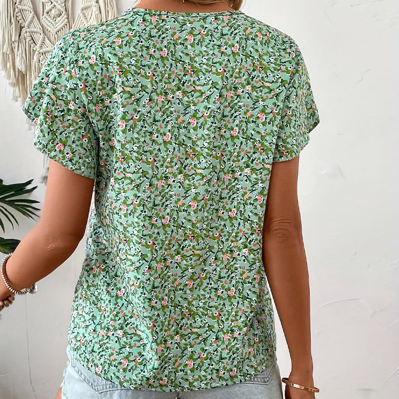 Damernas V-halsblus med blommönster och volangdetaljer Mirla-Eva Jonsson