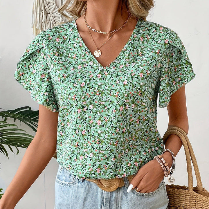 Damernas V-halsblus med blommönster och volangdetaljer Mirla-Eva Jonsson