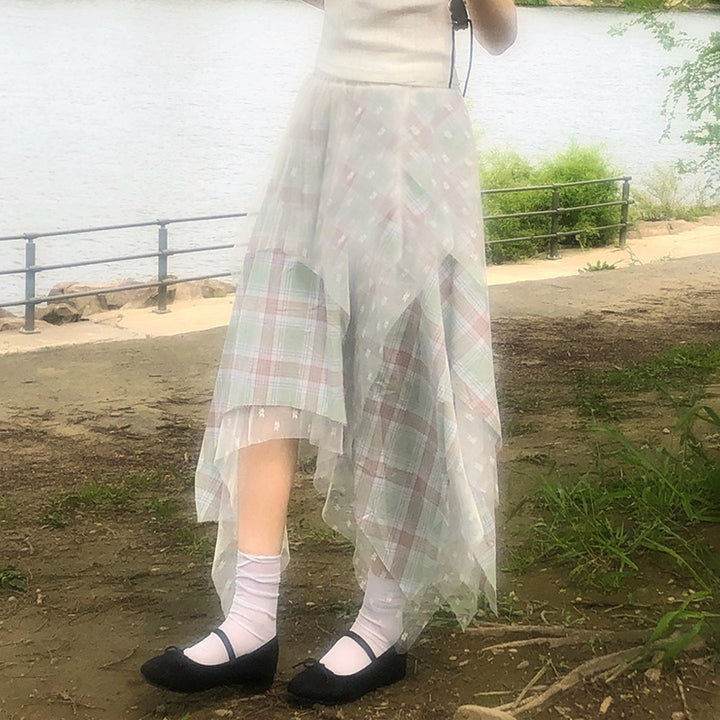 Damernas asymmetrisk plisserad kjol med transparent chiffongöverdrag och rutig design Mirla-Eva Jonsson