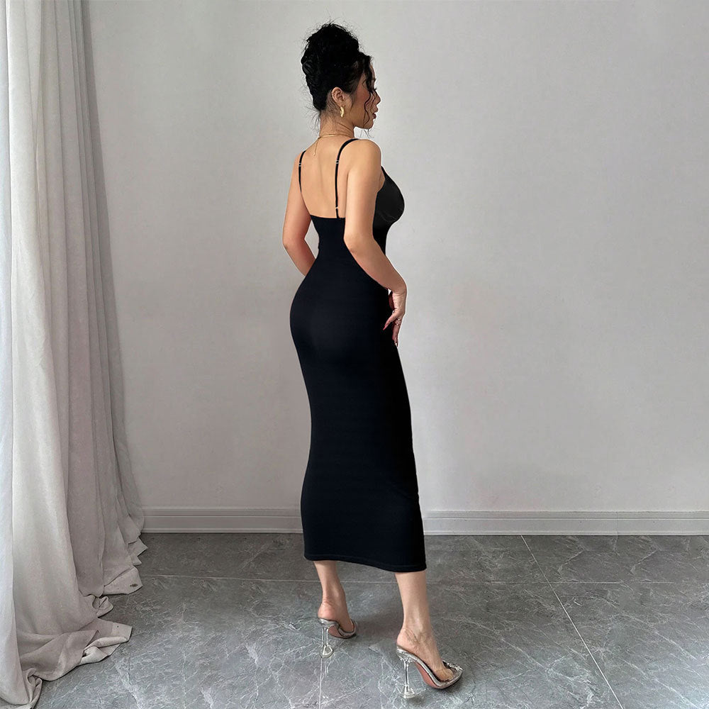 Damernas åtsittande midi-klänning med elegant utskärning och fina spagettiband Mirla-Eva Jonsson