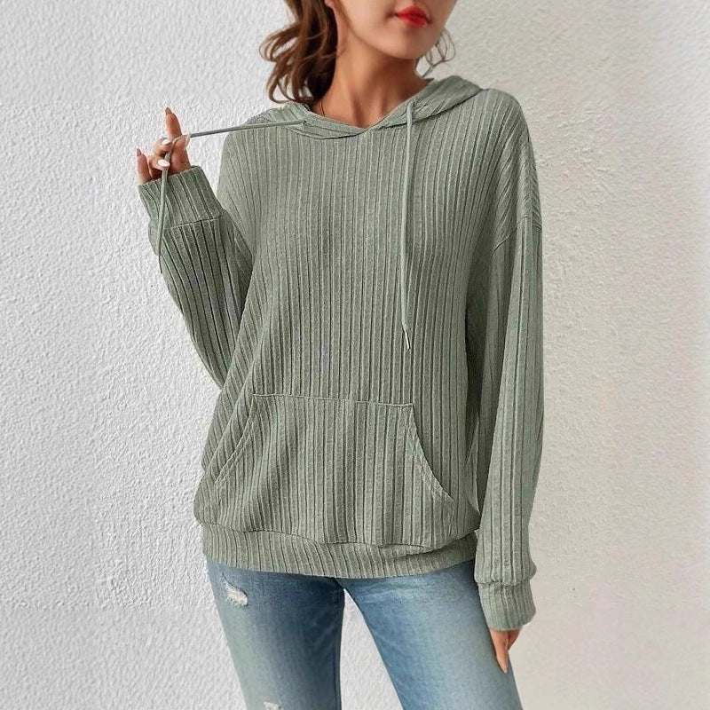Damernas avslappnad hoodie med fin ribbstickning och känguruficka Mirla-Eva Jonsson