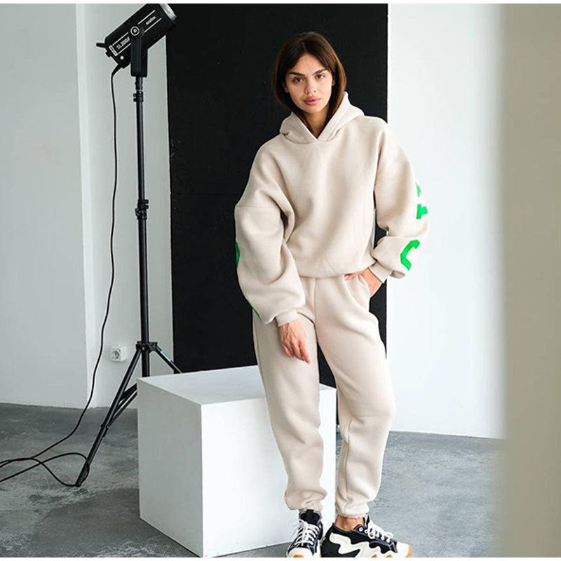 Damernas avslappnad oversize-svettdress med huva och elastisk midja Mirla-Eva Jonsson