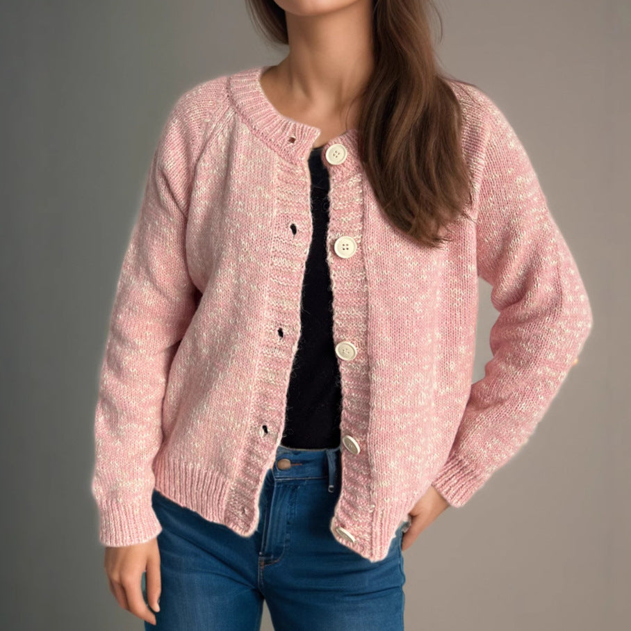 Damernas avslappnad stickad cardigan med stora knapppdetaljer och mjukt material Mirla-Eva Jonsson