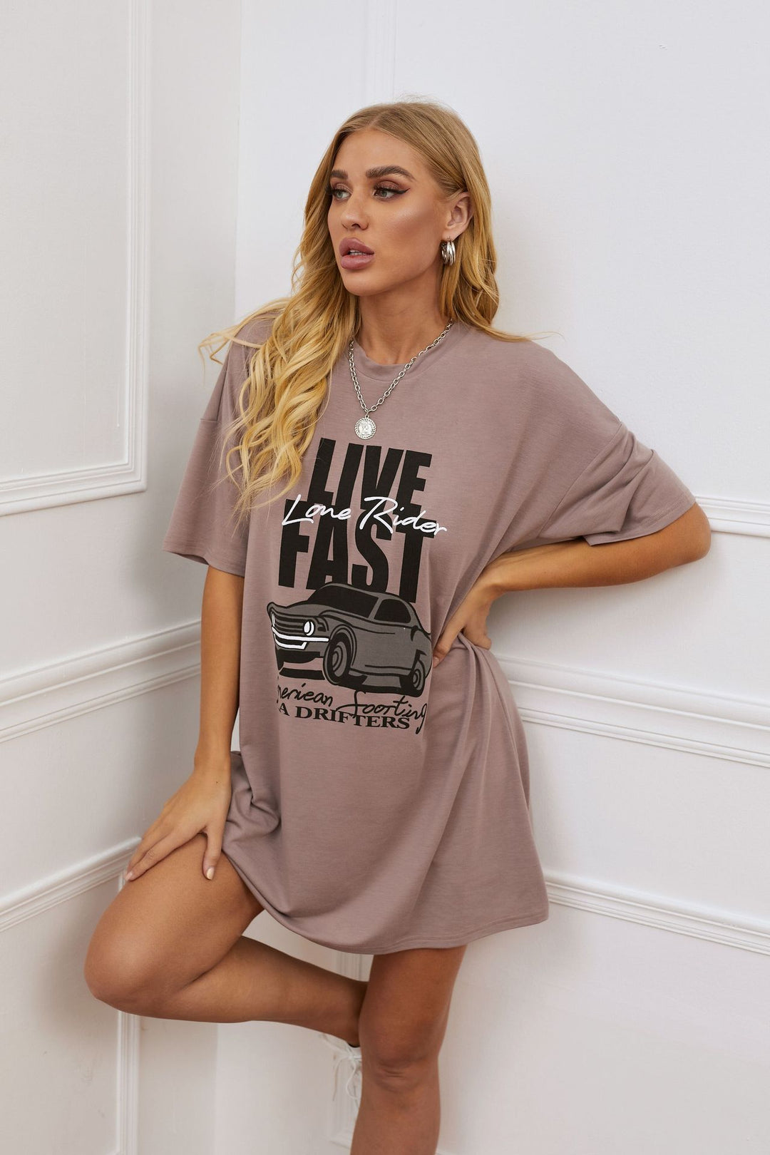 Damernas avslappnade T-shirt med grafisk design och oversize skärning Mirla-Eva Jonsson