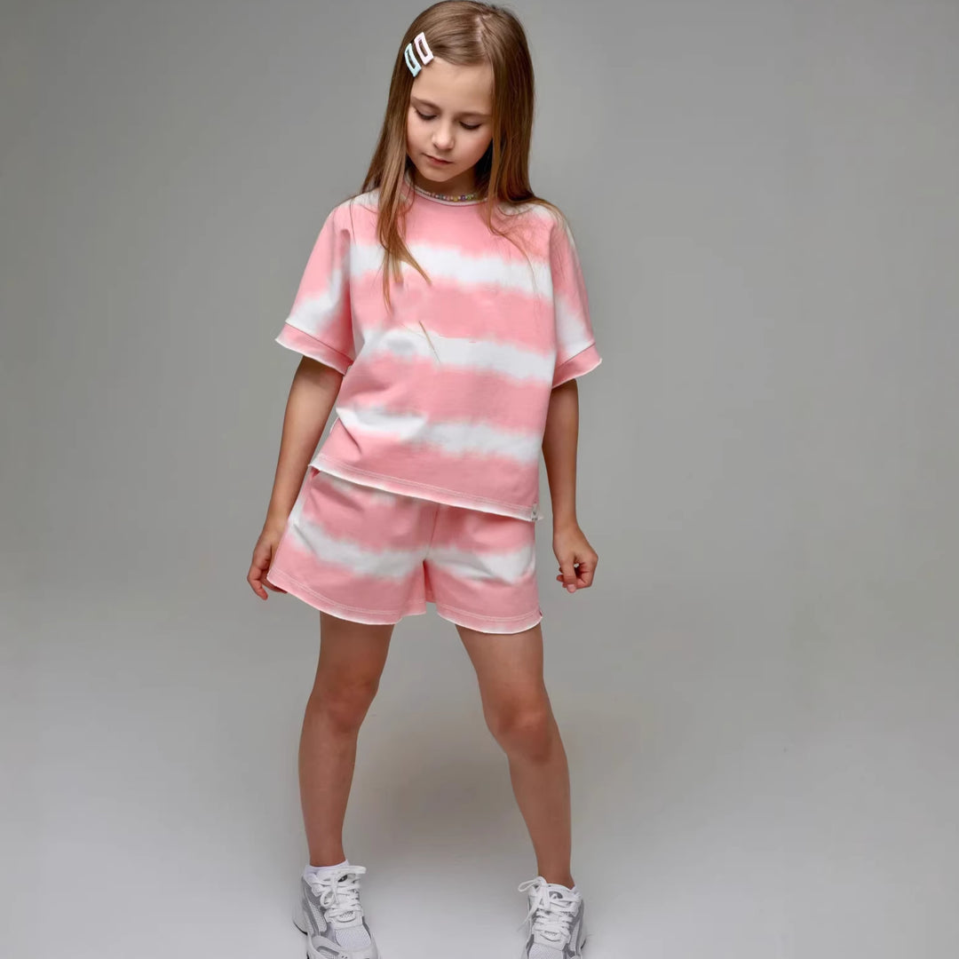 Damernas avslappnade T-shirt och shorts-set i modern tie-dye design-Eva Jonsson