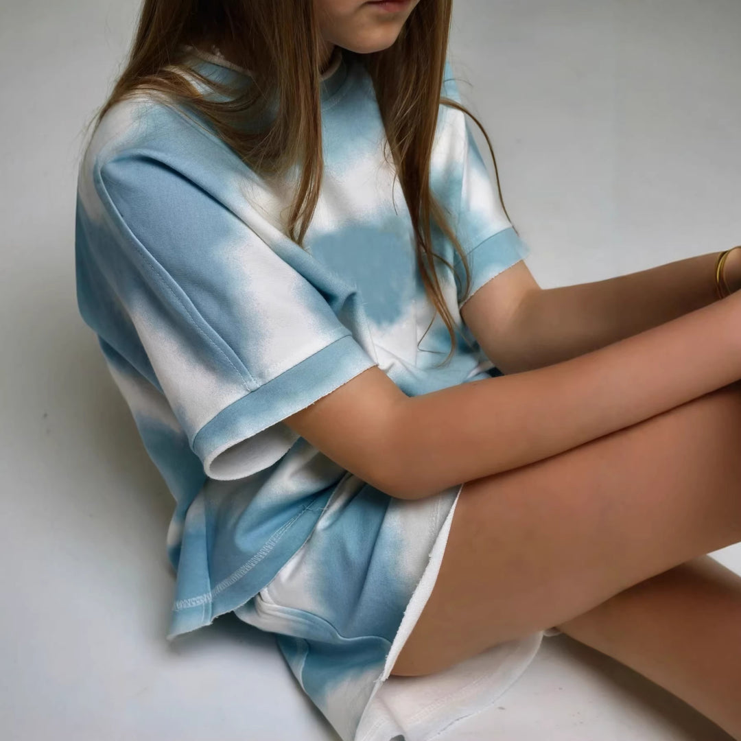 Damernas avslappnade T-shirt och shorts-set i modern tie-dye design-Eva Jonsson