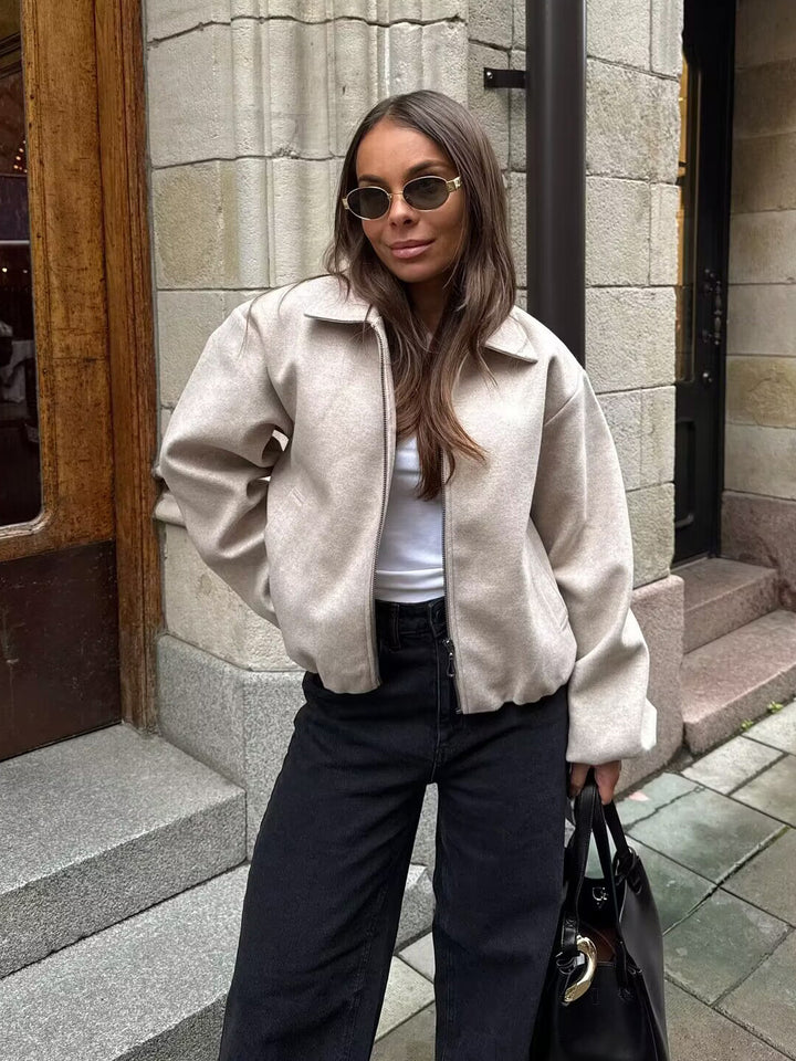 Damernas avslappnade blousonjacka med elastisk midja och praktiska fickor Mirla-Eva Jonsson