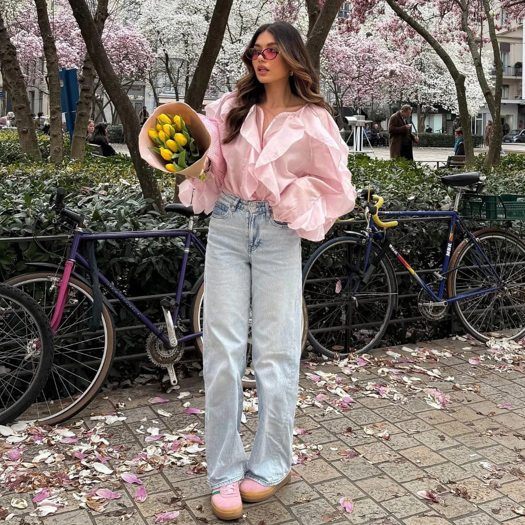 Damernas avslappnade blus med extravaganta volangdetaljer Mirla-Eva Jonsson
