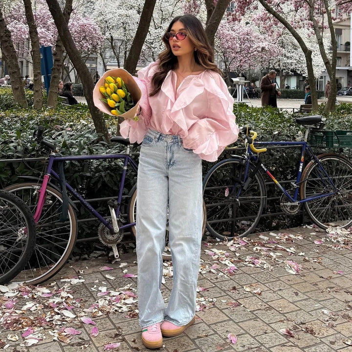 Damernas avslappnade blus med extravaganta volangdetaljer Mirla-Eva Jonsson