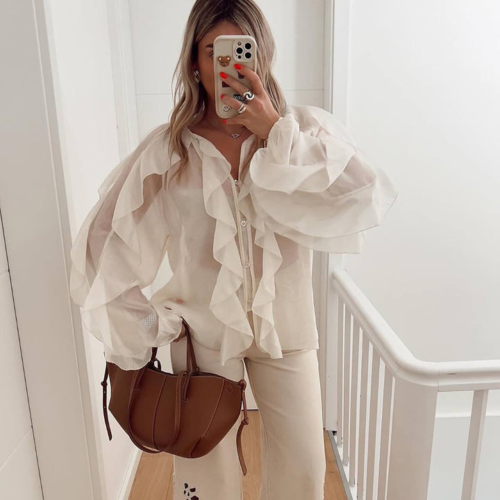Damernas avslappnade blus med extravaganta volangdetaljer Mirla-Eva Jonsson