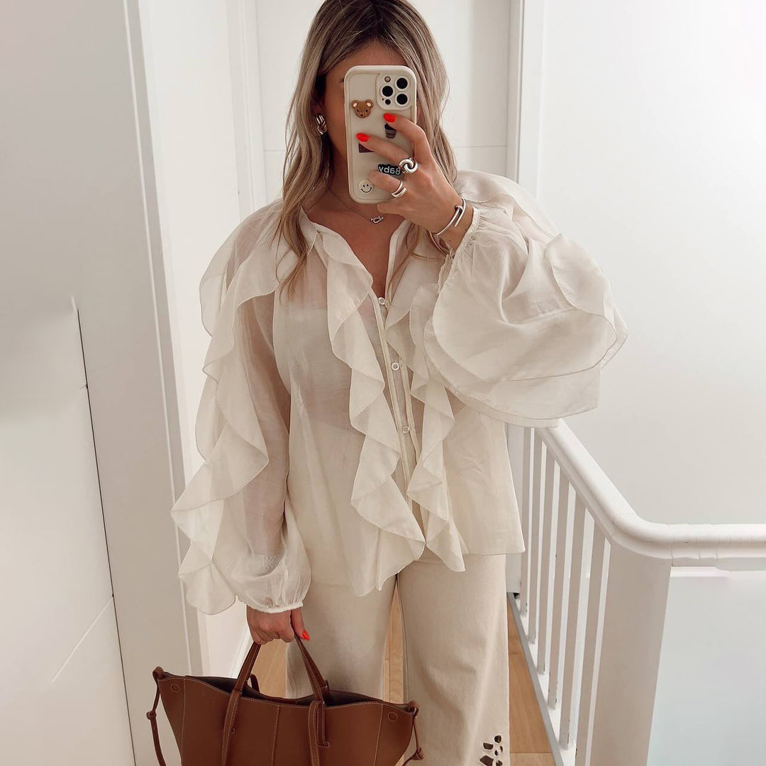 Damernas avslappnade blus med extravaganta volangdetaljer Mirla-Eva Jonsson