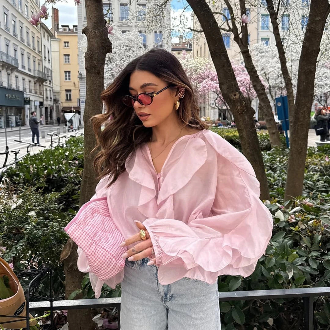 Damernas avslappnade blus med extravaganta volangdetaljer Mirla-Eva Jonsson