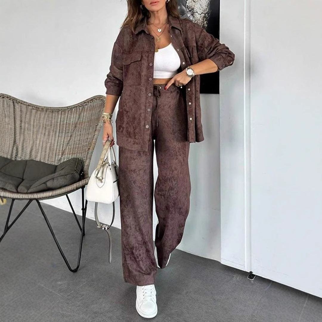 Damernas avslappnade blus- och byxset i mjukt material med speciella texturer Mirla-Eva Jonsson
