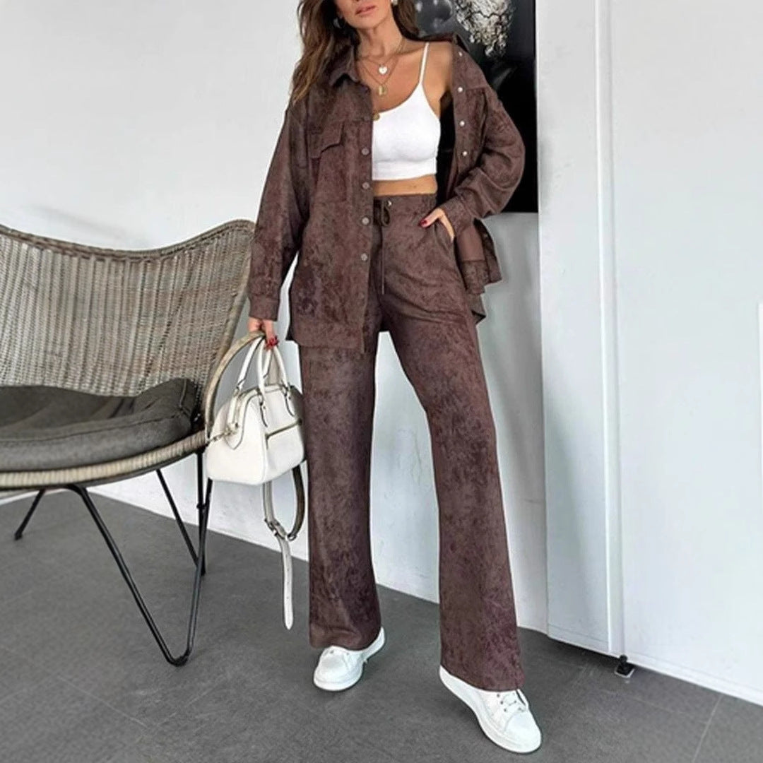 Damernas avslappnade blus- och byxset i mjukt material med speciella texturer Mirla-Eva Jonsson