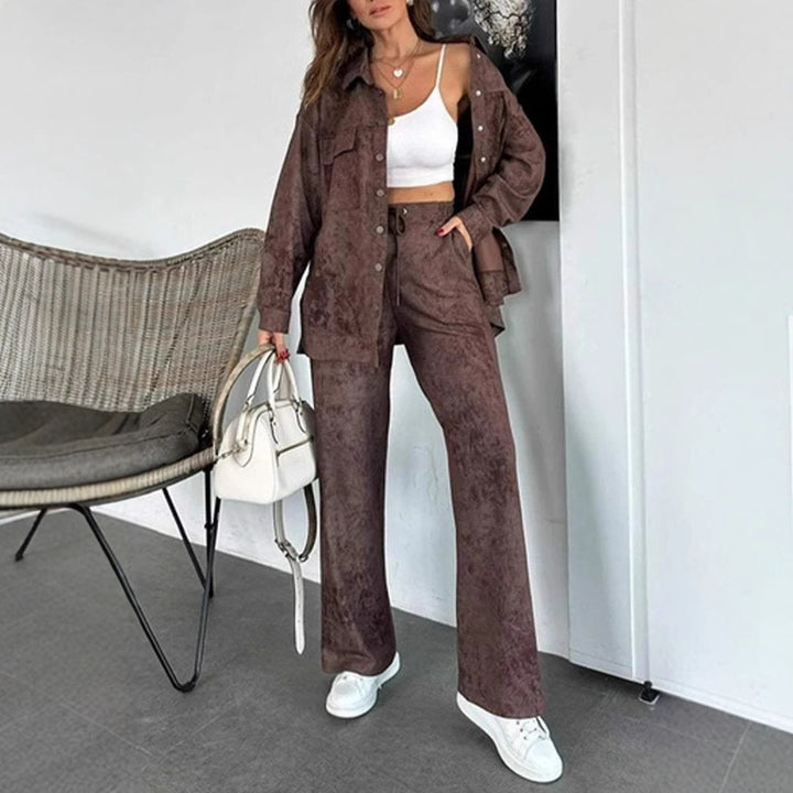 Damernas avslappnade blus- och byxset i mjukt material med speciella texturer Mirla-Eva Jonsson