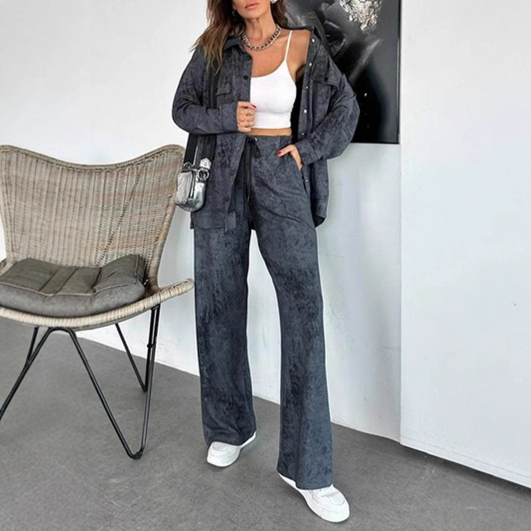 Damernas avslappnade blus- och byxset i mjukt material med speciella texturer Mirla-Eva Jonsson