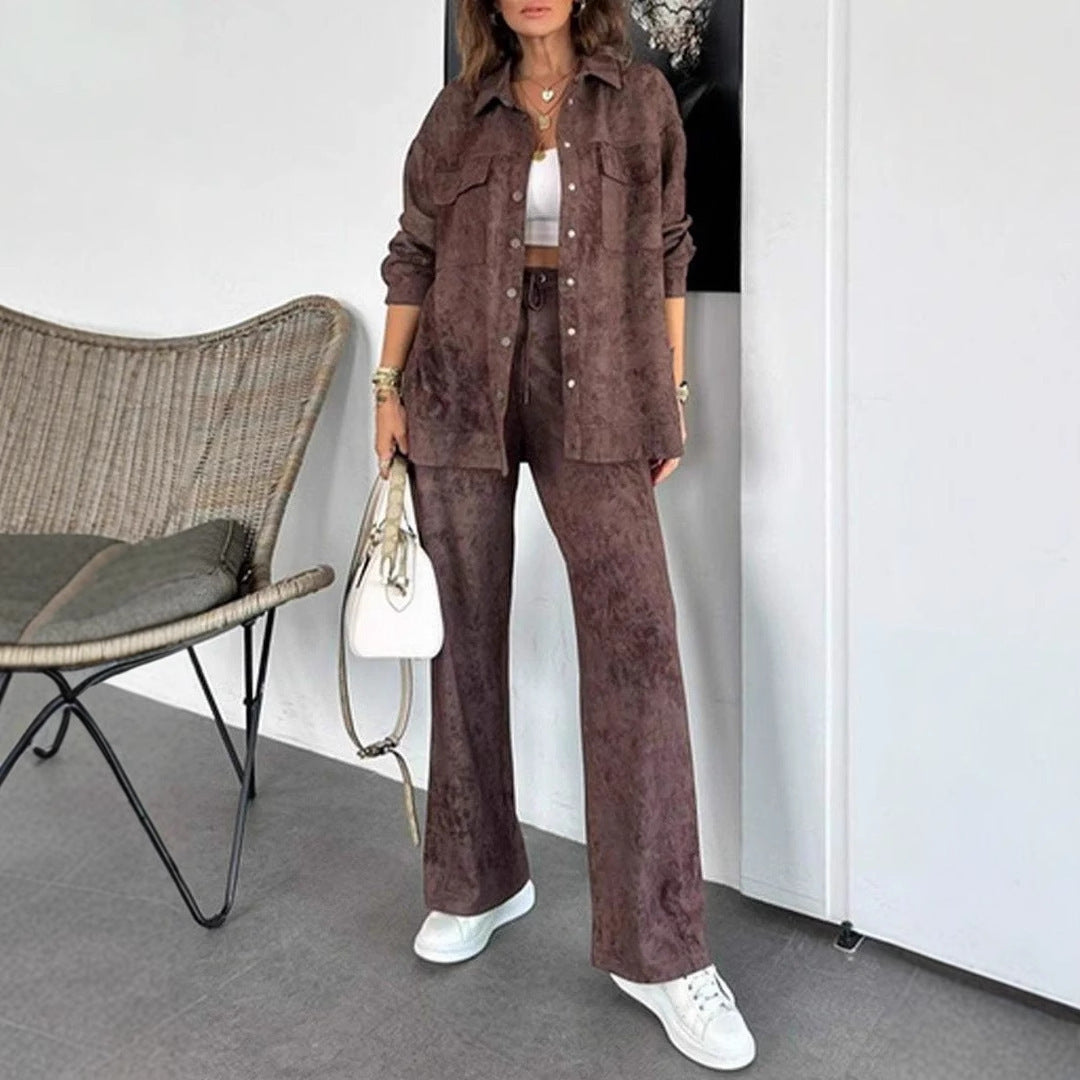 Damernas avslappnade blus- och byxset i mjukt material med speciella texturer Mirla-Eva Jonsson