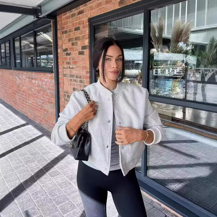 Damernas avslappnade bomberjacka med elastisk nederkant och praktiska sidofickor Mirla-Eva Jonsson