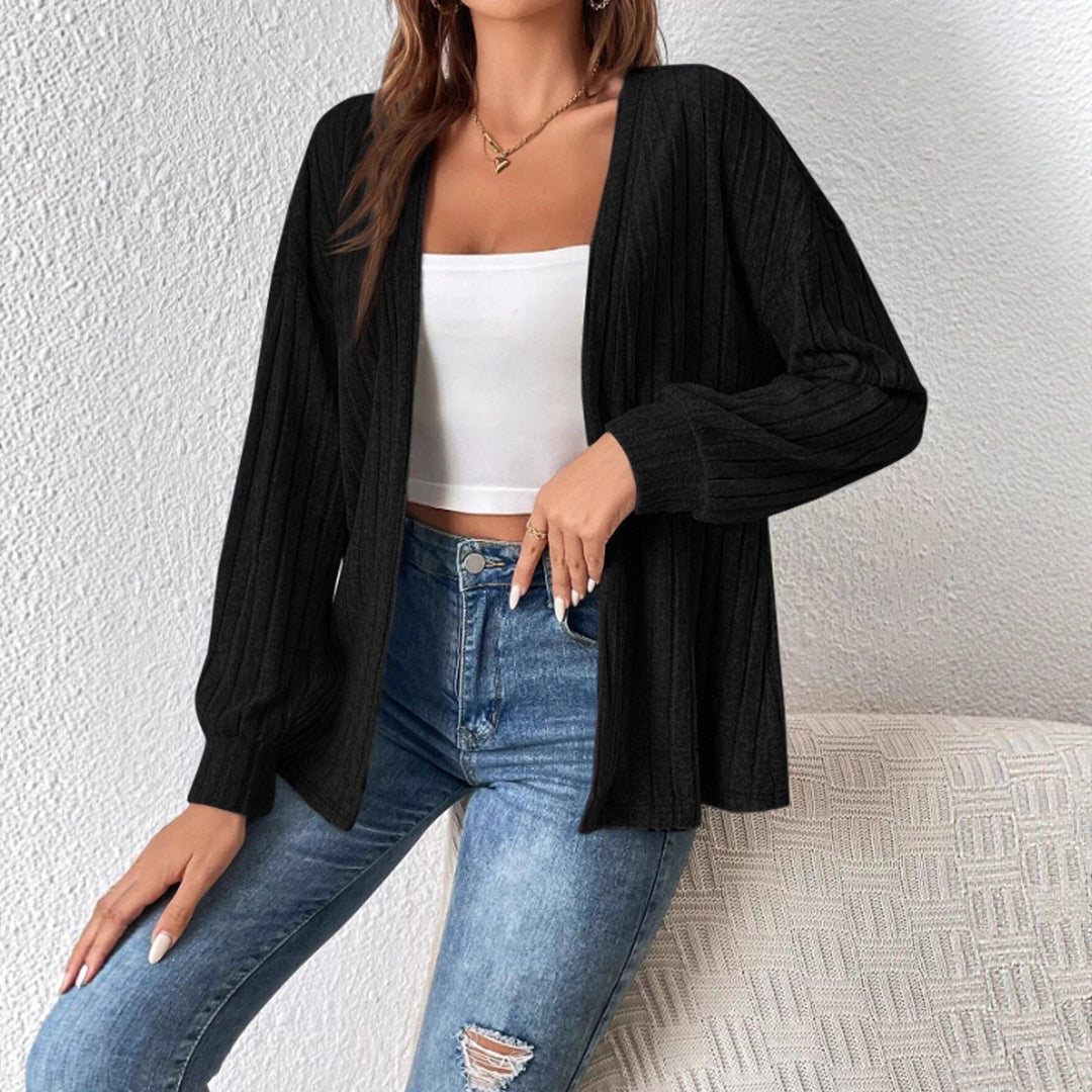 Damernas avslappnade cardigan med djup V-ringning och strukturerad design Mirla-Eva Jonsson