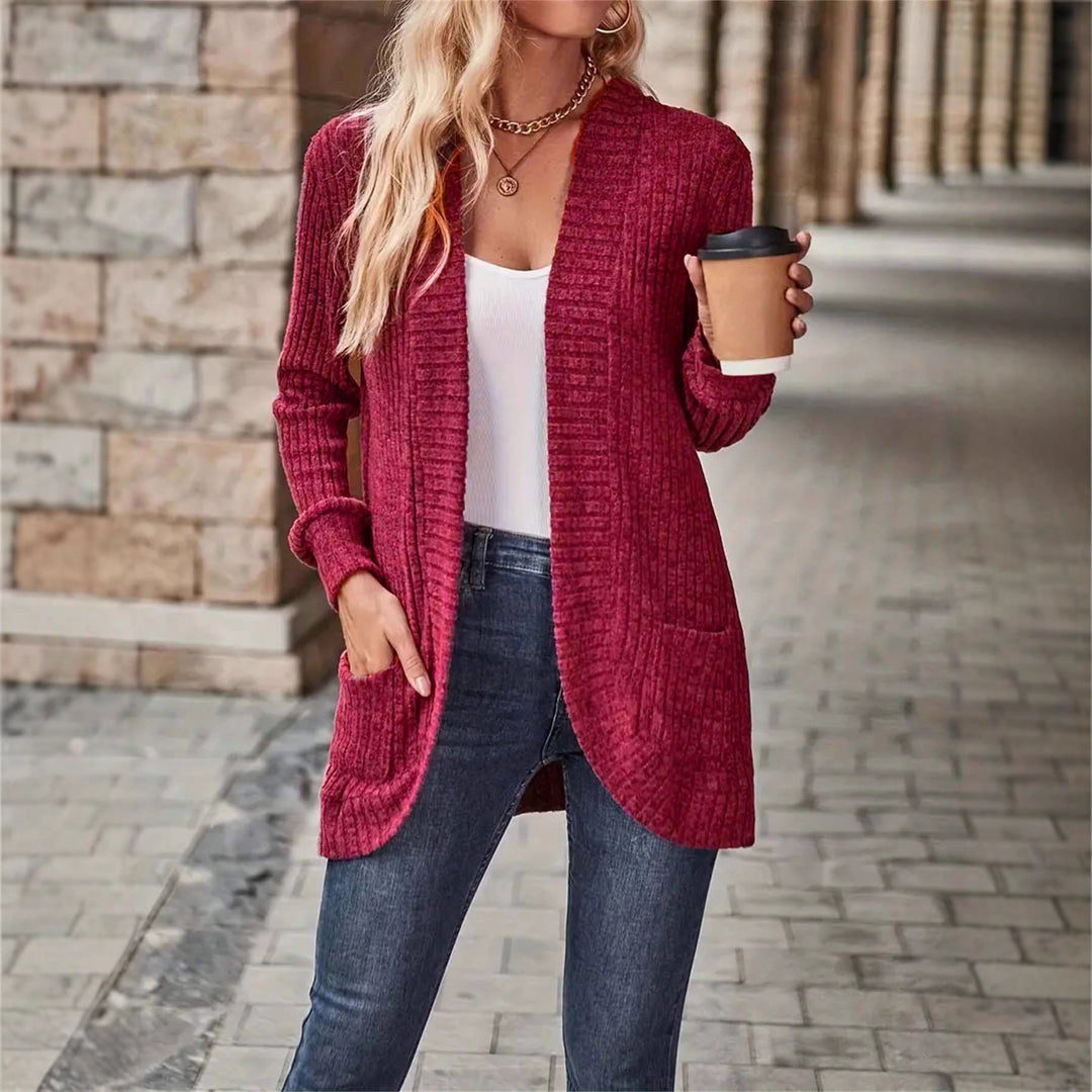Damernas avslappnade cardigan med strukturerad design och praktiska fickor Mirla-Eva Jonsson