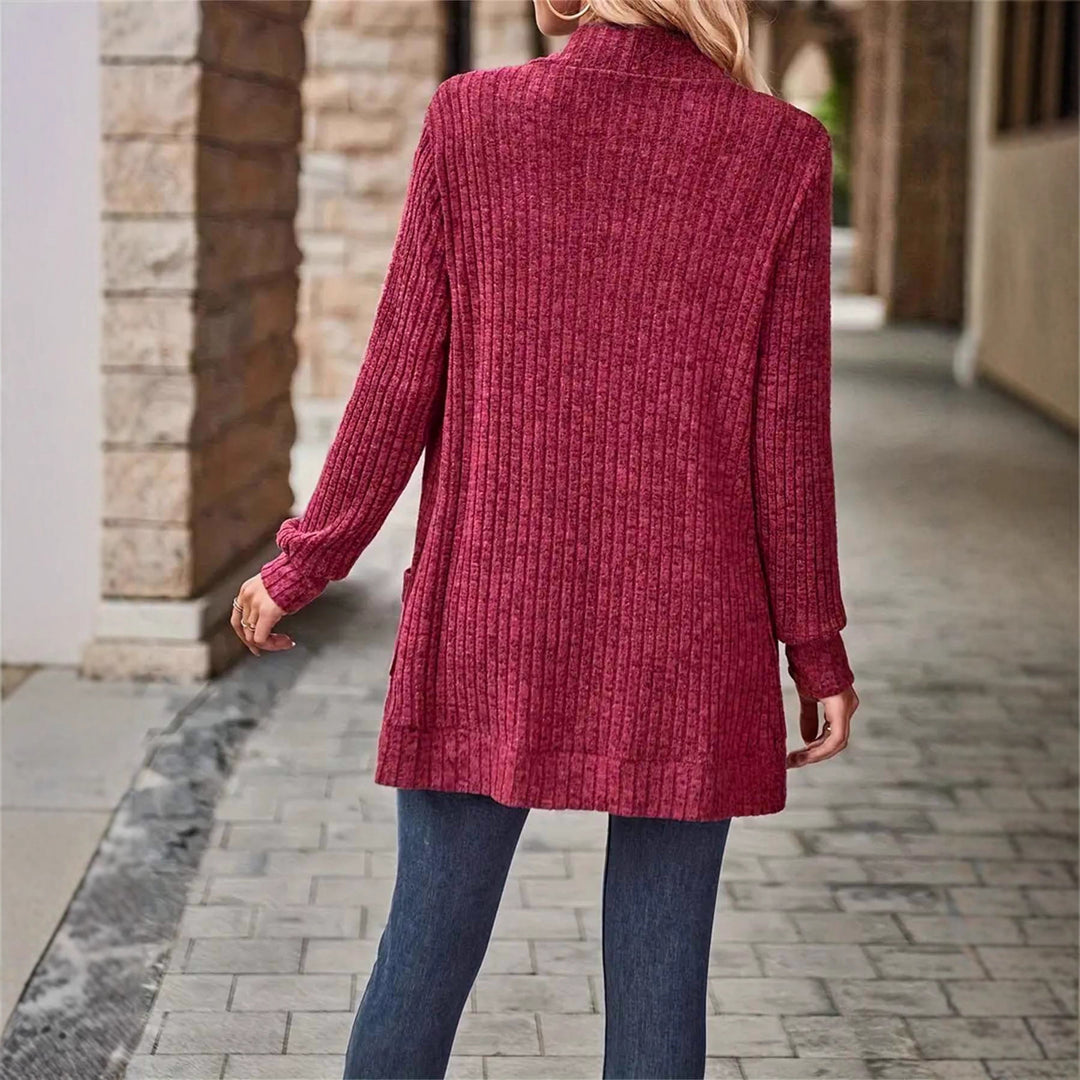 Damernas avslappnade cardigan med strukturerad design och praktiska fickor Mirla-Eva Jonsson