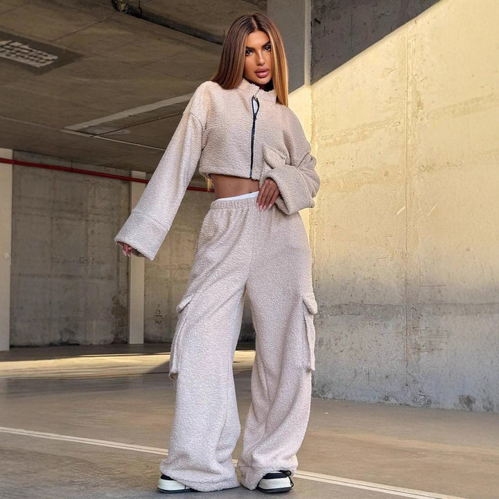 Damernas avslappnade cargo-look med cropped jacka och vida byxor Mirla-Eva Jonsson